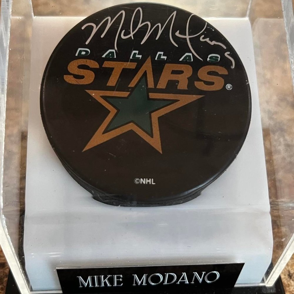 Mike Modano autographed hockey puck